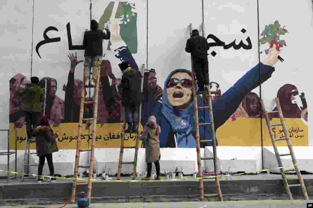 Afganistan'da bir sanatçı, Kadınlar Bakanlığı duvarına grafiti çizmiş.