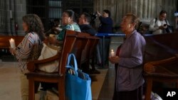Sejumlah jemaat berdoa untuk kesehatan Paus Fransiskus di Gereja Katedral Metropolitan di Mexico City, pada 27 Februari 2025. (Foto: AP/Marco Ugarte)