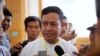Ye Htut, Menteri Informasi Myanmar pada saat itu, berbicara kepada jurnalis dalam konferensi pers di gedung parlemen di Naypyitaw, Myanmar, pada 18 Agustus 2015. (Foto: AP/Khin Maung Win)