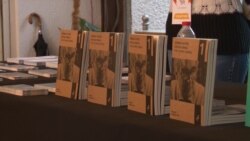 Knjiga Druga Srbija izložena tokom festivala "Mirdita dobar dan" u Prištini, 15. okotobra 2021. (Foto: VOA)