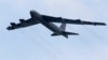 Strateški bombarder B-52 Vazdušnih snaga Vojske SAD (USAF) poleće iz baze Andersen na Guamu kako bi izveo brzi prelet tokom aeromitinga u Singapuru, 14. februara 2012.