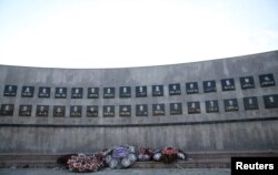 Spomen obeležje žrtvama masakra u Račku, gde su srpske snage pogubile Albance januara 1999. godine. (Foto: Reuters)