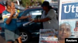 Las investigaciones se centran en el piloto Zaharie Ahmad Shah,quien aparece en la portada de un periódico en Dengkil, cerca a la capital de Malasia.
