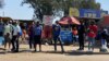 FILE: Abathenga bethengisa impahla bathi bathwele nzima eZimbabwe.