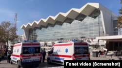 Vozila hitne pomoći na mestu nesreće nakon urušavanja nadstrešnice na železničkoj stanici u Novom Sadu, 1. novembar, 2024. (Foto: FoNet)