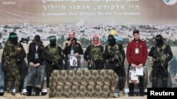 Kelompok militan Hamas saat membebaskan 3 sandera Israel di Khan Younis, Jalur Gaza, 15 Februari 2025. 