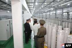 2024년 9월 13일 북한 관영 '조선중앙통신'은 김정은 국무위원장이 핵무기연구소와 무기급 핵 물질 생산시설을 현지 지도하고 무기급 핵 물질 생산을 늘리기 위한 중요 과업을 제시했다며 날짜 미상의 사진을 공개했다. (자료사진)