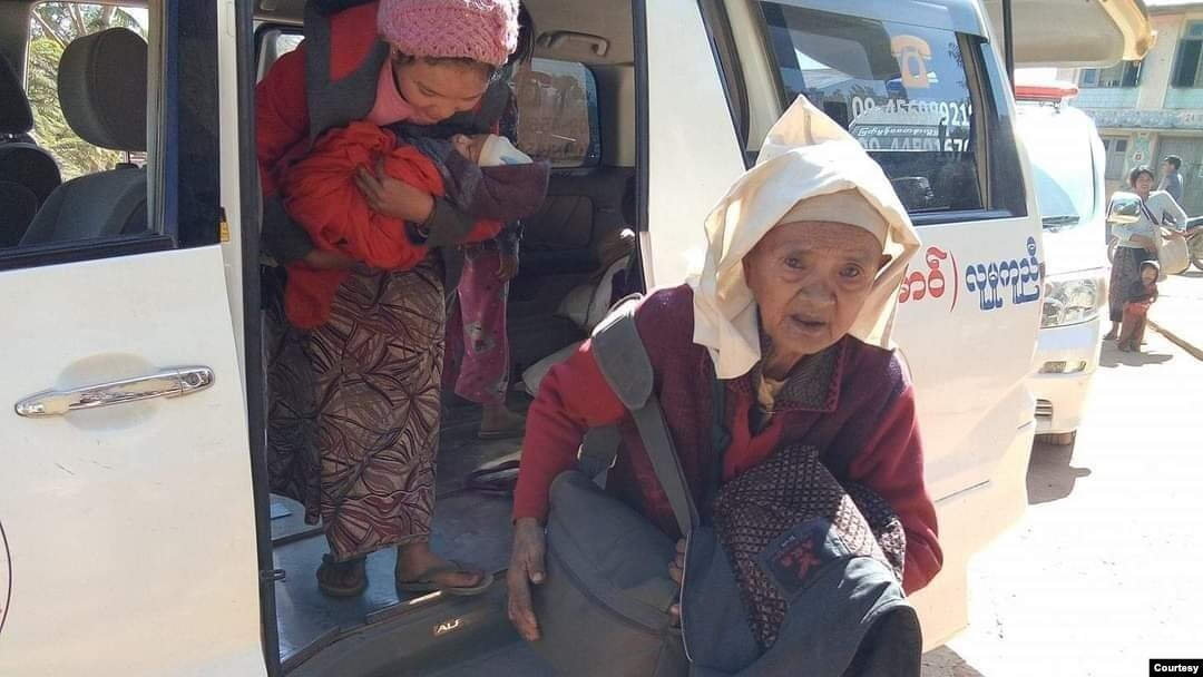 ရှမ်းမြောက်တိုက်ပွဲကြောင့် ဘေးလွတ်ရာထွက်ပြေးလာခဲ့ကြတဲ့ ဒေသခံတချို့။ (ဓာတ်ပုံ - အိုမ်တမာဝ် - လူမှုကူညီရေးအသင်း - ဒီဇင်ဘာ ၂၉၊ ၂၀၂၀)