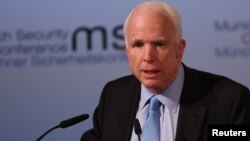 Američki senator Džon Mekejn govori na otvaraju 53. Minhenske bezbednopsne konferencije u Minhenu, Nemačka, 17. februara 2017. (REUTERS/Michael Dalder - RTSZ6J2)