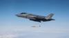 미 공군의 F-35A 전투기가 전술핵무기로 사용될 수 있는 B61-12 폭탄을 투하하고 있다. (자료사진)