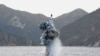 북한이 지난달 24일 잠수함발사 탄도미사일(SLBM) 수중시험발사 때 물밖으로 사출되는 미사일. (자료사진) 