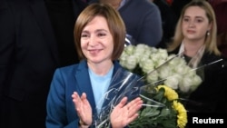 Predsednica Moldavije i predsednička kandidatkinja Maa Sandu slavi sa svojim pristalicama nakon objavljivanja preliminarnih rezultata drugog kruga predsedničkih izbora, u svom predizbornom štabu u Kišinjevu, Moldavija, 3. novembar, 2024. (Foto: REUTERS/Vladislav Culiomza)