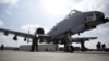 Arhiva - Vojno osoblje stoji pored borbenog aviona A-10C Tanderbolt, na aerodromu u Kandaharu, Avganistan, 32. januara 2021.