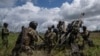 ARHIVA - Ukrajinski vojnici spremaju se da pucaju na ruske položaje iz haubice M777 koju su dobili od Sjedinjenih Država, u regionu Harkov, 14. jula 2022. (Foto: AP /Evgeniy Maloletka, File)