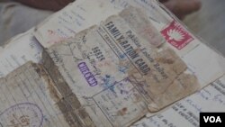 کراچی میں بنگالیوں اور بہاریوں کی ایک بڑی تعداد 1971 کے بعد سے رہائش پذیر ہے جنہوں نے 71 کے بعد بھی پاکستان کو اپنا ہی وطن سمجھ کر یہاں رہنے کو ترجیح دی اور خود کو یہاں کی ثقافت اور رہن سہن میں ضم کر لیا۔ لیکن ان کا شناخت کے مسائل کا سامنا کرنا پڑتا ہے۔