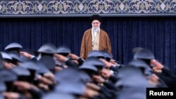 علی خامنه‌ای، رهبر ایران هنگام صحبت در میان نیروهای کشورش