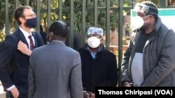 UMnu. Hopewell Chin'ono lomkhokheli webandla leTransform Zimbabwe, uMnu. Jacob Ngarivhume, bengakangeni emthethwandaba. (Thomas Chiripasi)