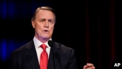 Foto Achiv: Ansyen Senate David Perdue pran la pawol pandan yon deba eleksyon prime pati Repibliken an nan Atlanta, 1 Me, 2022. 