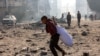 Wani yaro dauke da kayayyakin da ya tsinto a yankin Zirin Gaza.