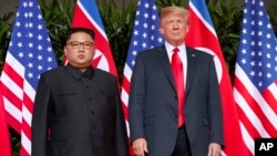 도널드 트럼프 당시 미국 대통령과 김정은 북한 국무위원장이 지난 2018년 6월 12일 싱가포르에서 첫 미-북 정상회담을 한 후 기념촬영을 했다.