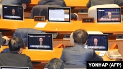 Južnokorejski poslanici u glavnoj konferencijskoj sali Narodne skupštine u Seulu, 4. decembar, 2024. (Foto: AFP/YONHAP)