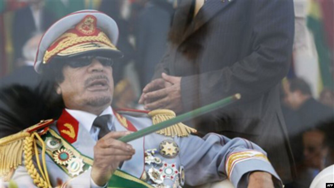 Qaddafiy hech kimga bildirmay, poytaxtni tark etganini aytmoqda. Davlat telekanali xabariga ko’ra, NATO Bob al-Aziziya qarorgohini bombardimon qilgani bois Qaddafiy chekinishni ma’qul topgan.