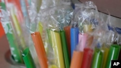Sejumlah sedotan plastik tersedia di salah satu cafe di San Francisco, pada 17 Juli 2018. (Foto: AP/Jeff Chiu)