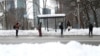 Građani Čikaga čekaju autobus na aveniji Nort Mičigen, 16. februara 2021. (Foto: AP)