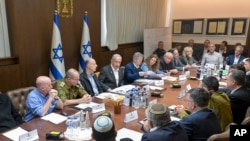 အစ္စရေး ၀န်ကြီးချုပ် Benjamin Netanyahu နဲ့ လုံခြုံရေးဝန်ကြီးအဖွဲ့တို့ ဟားမတ်များနှင့် ၁၅ လကြာ ဖြစ်ပွားနေသည့် စစ်ပွဲကို ရပ်တန့်ရန် ဆွေးနွေး (ဇန်နဝါရီ ၁၇၊ ၂၀၂၅) (Koby Gideon/Israeli Government Press Office via AP)