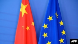 资料照片：中国国旗和欧盟旗帜。
