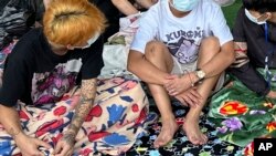 မြန်မာနိုင်ငံဘက်က အွန်လိုင်းငွေလိမ်ဂိုဏ်းတွေမှာ ပိတ်မိနေကြတယ်လို့ ယူဆရတဲ့ တရုတ်နိုင်ငံသားတွေကို မြန်မာနိုင်ငံ မြဝတီမြို့ကနေ ပြန်လွှတ်ပေးလိုက်တဲ့ ယခင်မှတ်တမ်းဓာတ်ပုံ။ (ဖေဖေါ်ဝါရီ ၂၆၊ ၂၀၂၅)