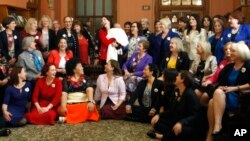 A group of New Zealand women lawmakers featuring Prime Minister Jacinda Ardern in the center holding baby Neve pose for a photograph at Parliament, Sept. 19, 2018, in Wellington. 