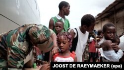 Vacinação contra a febre amarela no mercado do 30, em Luanda, Angola