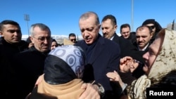 Turski predsednik Tajip Erdogan razgovara sa građanima u Karamanmarasu, 8. februara 2023.