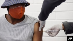 Omunye wabantu abahlatshwa ijekiseni yokuvimba ukumemetheka kwegciwane leCOVID-19 uhlatshwa ijekiseni ngabadinga okwelapha iCoronavirus.