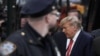 Bivši predsednik Donald Tramp ulazi u Trampovu kulu dan pred saslušanje, 3. april 2023.