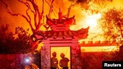 မီးငြှိမ်းသတ်ရေးကြိုးစားနေကြတဲ့ မီးသတ်သမားများ (ဇန်နဝါရီ ၉၊ ၂၀၂၅)