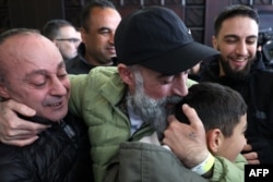 Bivši palestinski zatvorenik, oslobođen u šestoj razmeni zatvorenika, pozdravlja se sa porodicom u okupiranom gradu Ramali na Zapadnoj obali, 15. februara 2025.