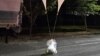 Balon sa kesom u kojem se nalaze predmeti iz Severne Koreje, na ulici u mestu Čungnam u Južnoj Koreji (Foto: Handout / South Korean Defence Ministry / AFP)