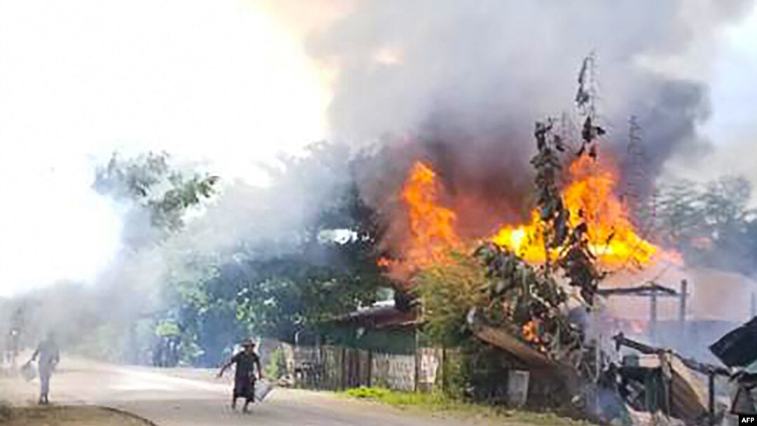 ဂန့်ဂေါမြို့၊ နမ်းခါးရွာတွင် မီးလောင်နေသည်ကို ငြိမ်းသတ်နေသည့် ရွာသားများ။ ၁၀ စက်တင်ဘာ ၂၀၂၁။