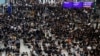 27일 홍콩 공항 입국장에서 시위대들이 '범죄인 인도 조례' 개정 철폐와 행정장관 사퇴를 요구하고 있다. 