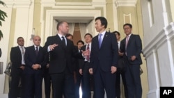 윤병세 한국 외교부 장관(오른쪽)이 지난 29일 몰타를 방문해 조셉 무스카트 몰타 총리를 예방하고 있다. 
