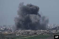 Dim se diže nakon izraelskog bombardovanja u Pojasu Gaze, 19. januara 2025.