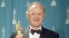 Foto Achiv: Akte Gene Hackman te ranpote pri Oscar pou Meye Segon Wol Maskilen pandan seremoni remiz pri Oscar yo nan mwad Mas 1993. 