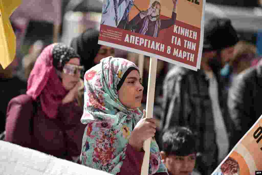 Atina'daki Kadınlar Günü yürüyüşünde mülteci bir kız.