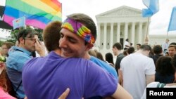 Pristalice gej prava slave posle odluke Vrhovnog suda da američki Ustav daje pravo istopolnim parovima da se venčaju, 26. juna 2015.
