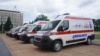 Šest novih ambulantnih vozila koje je ambasador SAD Entoni Godfri uručio je u ministru zdravlja Srbije Zlatiboru Lončaru, namenjenih zdravstvenim ustanovama u Srbiji, u Beogradu, 14. juna 2021. (Foto: Ambasada SAD u Srbiji)