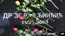 Cveće na grobu 2023. ( Foto: AP/Darko Vojinović)