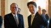 菲律宾总统阿基诺与日本首相安倍晋三在东京会晤。（2015年6月4日）