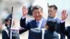 Presiden China Xi Jinping melambaikan tangan setibanya di Air Force Base 8 di sebelah Bandara Internasional Jorge Chavez di Callao, Peru, Kamis, 14 November 2024. Xi menghadiri KTT Kerja Sama Asia-Pasifik (APEC) di Lima, Peru. (Foto: Ernesto Benavides/AFP)